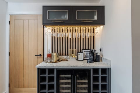 Bar Area:
Your own private bar with wine racks, glasses, and an ice bucket — the perfect spot to start the evening in style.