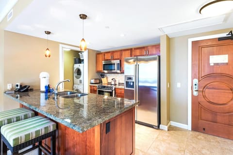 HKH-318 A chef-inspired layout with timeless elegance and inviting charm