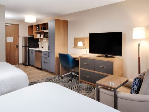 Enjoy easy snacks with kitchenette, fridge, and cozy seating.