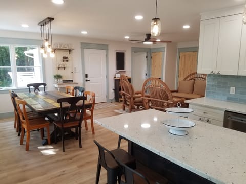 Kitchen/dining/sitting area