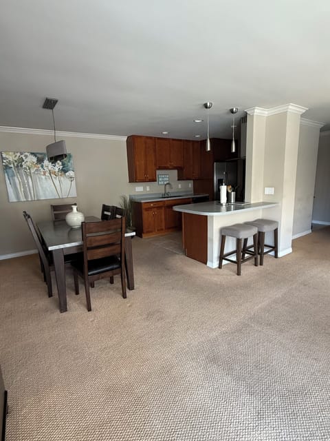 Dining area with eating for 6 at the table and a few more at the bar.