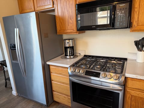 5 burner Gas Range , refrigerator/freezer