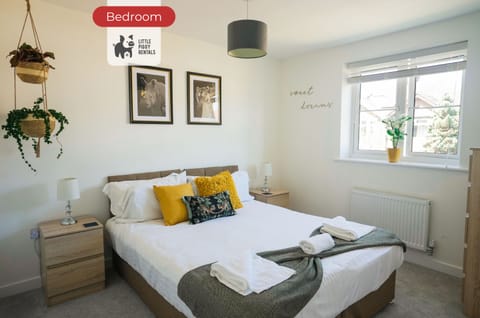 Bedroom at Little piggy rentals Lets & Serviced Accommodation