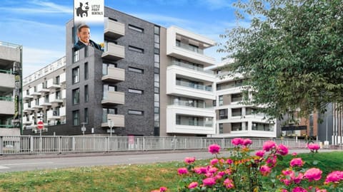 🏢 Stylish modern block in the heart of town with secure access and nearby parking. Your home-away-from-home starts at Little Piggy Rentals Short-Lets & Serviced Accommodation (Stevenage).