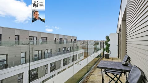 ☀️ Spacious private balcony ideal for morning coffee or sunset drinks – your peaceful outdoor retreat with skyline views. A rare bonus with Little Piggy Rentals Short-Lets & Serviced Accommodation (Stevenage).