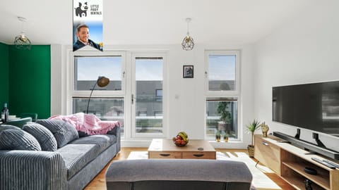 🛋 Bright, modern living room with smart TV, Netflix, and sleek decor - perfect for relaxing after work or weekend streaming. Stay with Little Piggy Rentals Short-Lets & Serviced Accommodation (Stevenage).