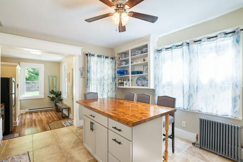 Spacious island with seating, the perfect spot for socializing!