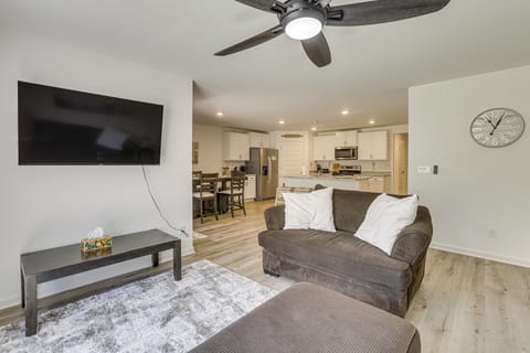 Living Room | Free WiFi | Central Heating & A/C | Smart TV