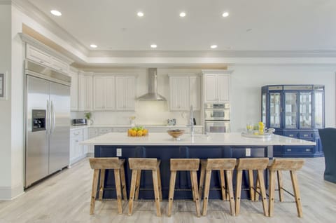 Additional barstool seating at the gourmet kitchen counter. (Coastal Marsh)