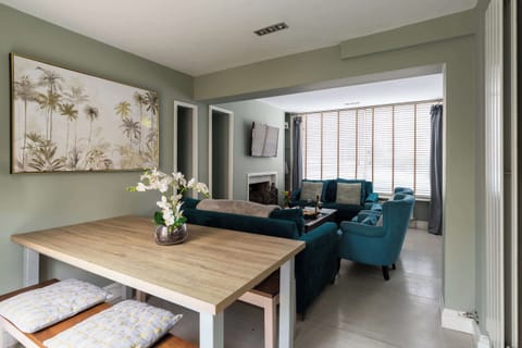 Stylish 4-Bedroom Townhouse in the Heart of Bath Apartment in Bath