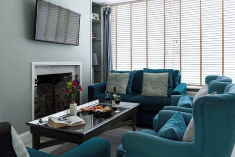 Stylish 4-Bedroom Townhouse in the Heart of Bath Apartment in Bath