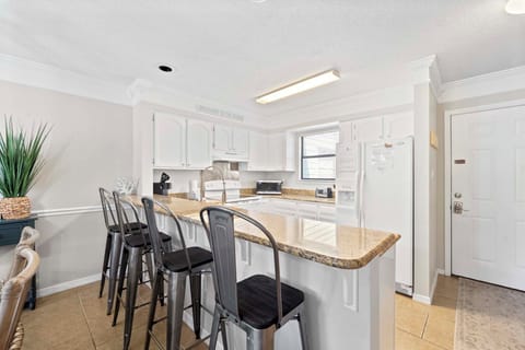 Eat-in kitchen bar seating