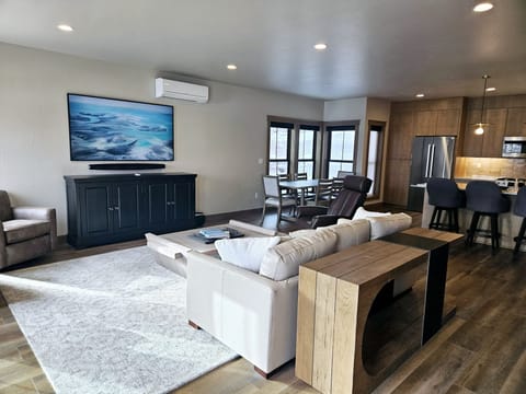 Home Decor, Indoors, Furniture, Living Room, Screen