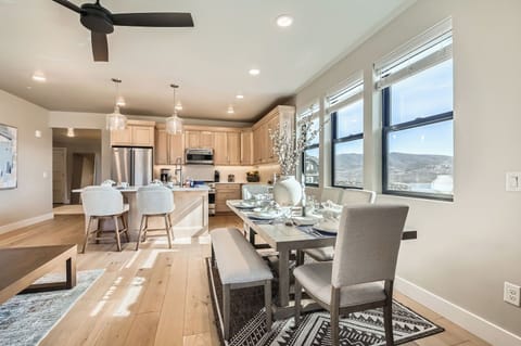Relax and recharge in this sun-drenched, modern mountain retreat. Enjoy open-concept dining and cozy evenings by the stone fireplace. Large windows offer breathtaking views, perfect for your next getaway.