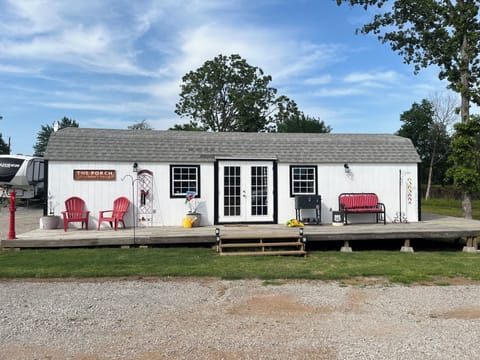 Great open Studio Cabin sleeps 6. All cooking amenities.