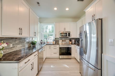 Kitchen | Keurig/Drip Coffee Maker | Blender | Toaster | Cooking Basics