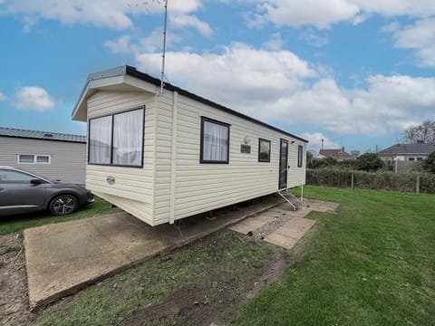 Cozy mobile home with spacious outdoor lawn area