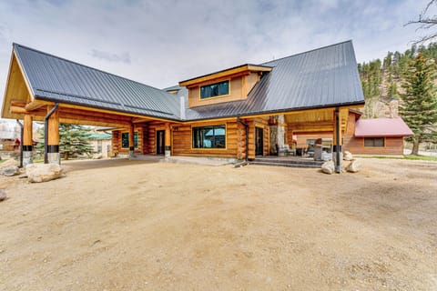 Red River Vacation Rental | 6BR | 3.5BA | 3,000 Sq Ft | 1 Step to Enter