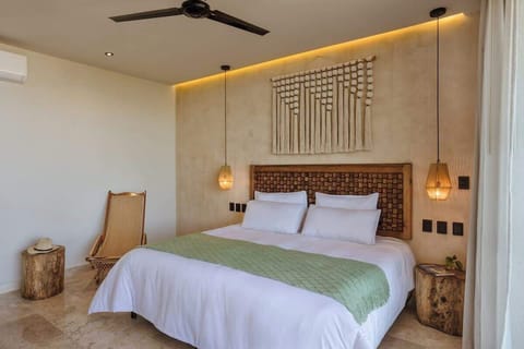 Cama King size con sabanas de alta calidad para un descanso inmejorable