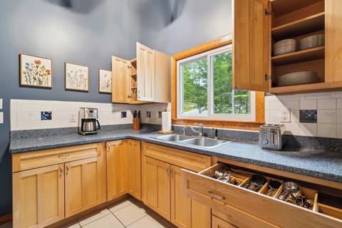 Fully equipped kitchen with everything needed to make a good meal!