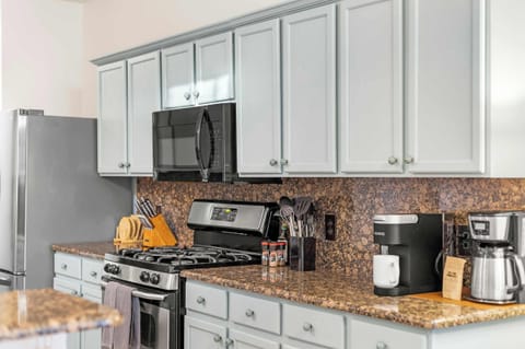 Coffee machine? Check. Ample space? Check. The perfect kitchen for your vacation? Absolutely Check!