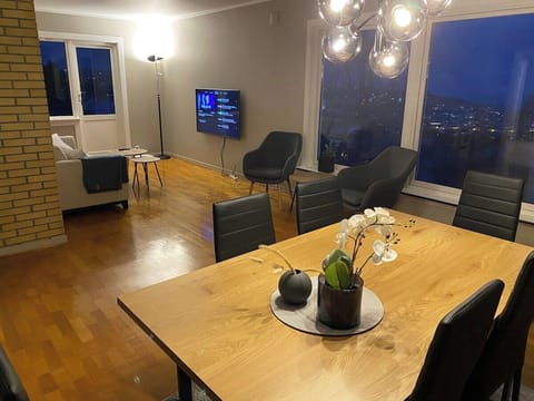 Der er en god sofa, samt stoler i leiligheten. Robotstøvsugeren står klar til å kjøres daglig om dere ønsker for hyppig støvsuging. Utgang til veranda.