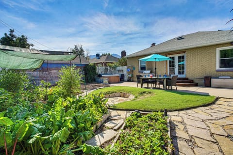 Shared Backyard | Patio w/ Outdoor Dining | 7 Mi to Temple Square