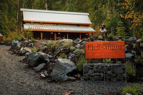 Follow the gravel drive to Fjellsangin’s design-forward cabin tucked in the forest.