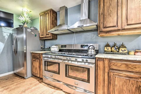 Gourmet Kitchen | Granite Island, Bar Seating & Double Oven Range