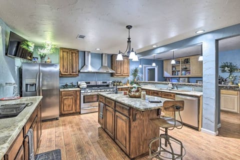 Gourmet Kitchen | Granite Island, Bar Seating & Double Oven Range
