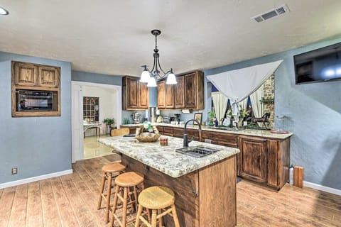 Gourmet Kitchen | Granite Island, Bar Seating & Double Oven Range
