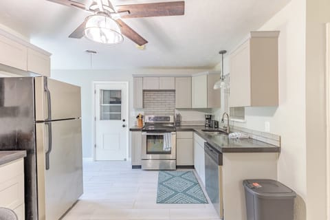 Fully equipped kitchen with dining table for four.
