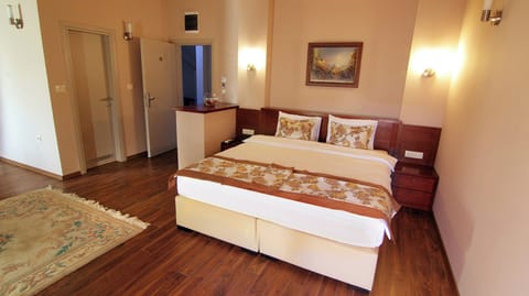 Unit with King bed. Exact unit will be assigned upon arrival. Views, colors, and decor may vary.