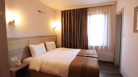 Unit with 1 Double or 2 Twin beds. Exact unit will be assigned upon arrival. Views, colors, and decor may vary.