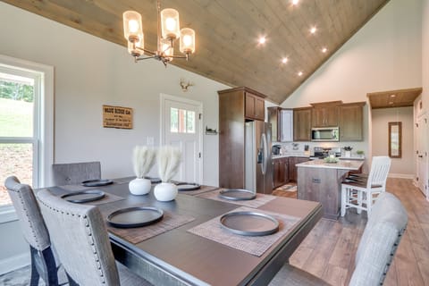 Dining Table | Dishware & Flatware | Main Floor