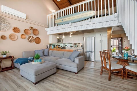 First unit. Cozy penthouse in Kihei that features an L-shaped sectional sofa, flat-screen TV, split AC, a master's bedroom, and a loft bedroom!