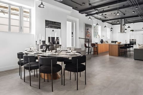 Dine in style around this chic table setting – perfect for family meals or festive dinner parties