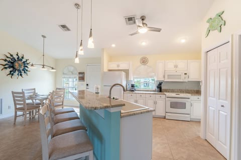 Breakfeast bar with plenty of seating.