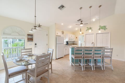 Great open bright dinning space.