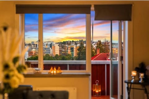 Bright 2 Bed Apt! Equipped kitchen, living room, dining and terrace with grill. 