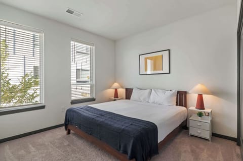 CozySuites Ayr with parking, pool, gym