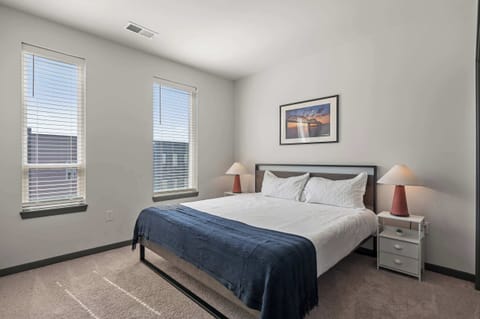 CozySuites Ayr with parking, pool, gym