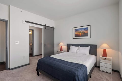 CozySuites Ayr 2BR with parking, pool, gym