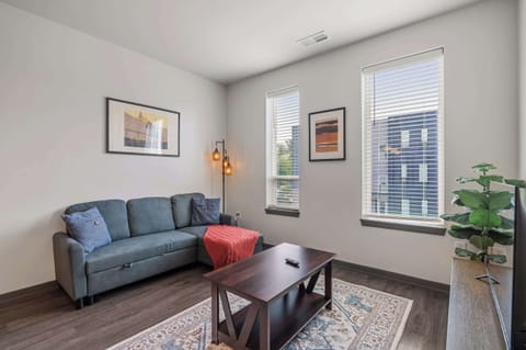 CozySuites Ayr with parking, pool, gym