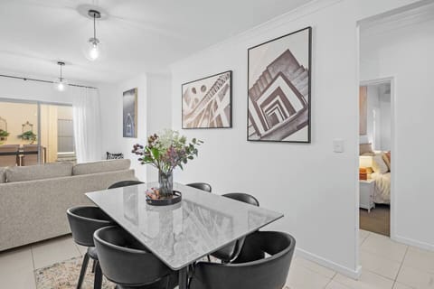 Beautiful dining room for 6 guests.