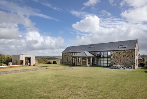 Berry Barn, Bideford. Experience the perfect blend of rustic charm and modern luxury in this beautifully designed contemporary barn, offering panoramic views of rolling, vibrant countryside as far as the eye can see. A truly idyllic retreat for those seek