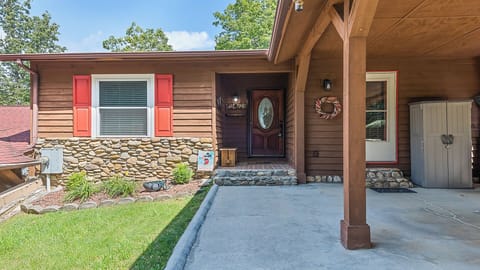 Charming cabin with stone accents & covered parking – your cozy retreat!