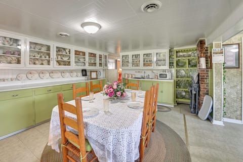 Kitchenette | 2 Dining Tables | Cooking Basics | Keurig Coffee Maker | Microwave