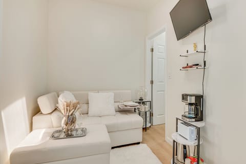 Los Angeles Vacation Rental | 1BR | 1BA | 1 Step Required | 500 Sq Ft