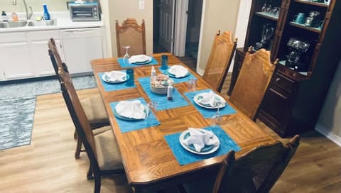 Plenty of room for 6 to enjoy a home cooked meal or family games